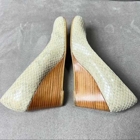 STUART WEITZMAN Size 7.5 Leather Snakeskin Light Green Wedge Wood Heel - Picture 6 of 11